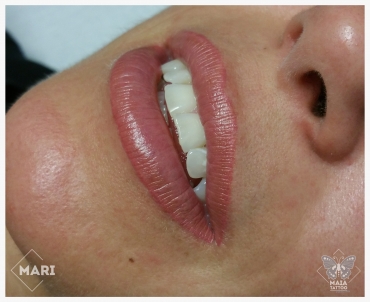 Fotografia di labbra di donna con tatuaggio semipermanente ad effetto naturale guarite eseguito da Marianna bevilacqua presso lo studio Maia Tattoo di Milano Cornaredo