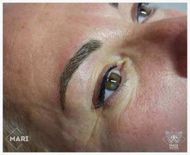 Fotografia di un viso con tatuaggio semipermanente alle sopracciglia ad effetto peto eseguito da Marianna Bevilacqua presso lo studio Maia Tattoo di Milano Cornaredo