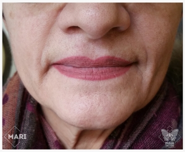 Fotografia di labbra di donna con tatuaggio semipermanente ad effetto rossetto guarite eseguito da Marianna bevilacqua presso lo studio Maia Tattoo di Milano Cornaredo
