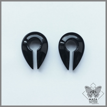 Fotografia di due pesi per orecchie modello Keyhole in vetro nero di Gorilla Glass, disponibili presso il Maia Tattoo di Milano Cornaredo